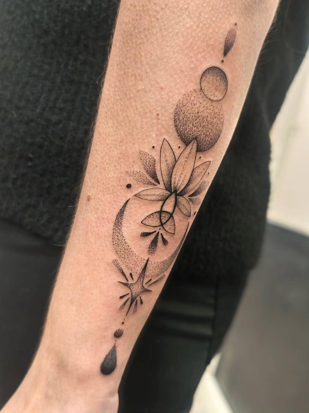Tatouage Lotus fleur protection — chatodencre