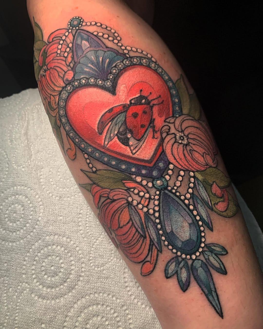 Tatouage coccinelle bijou avec coeur — amandabanana_tattoo