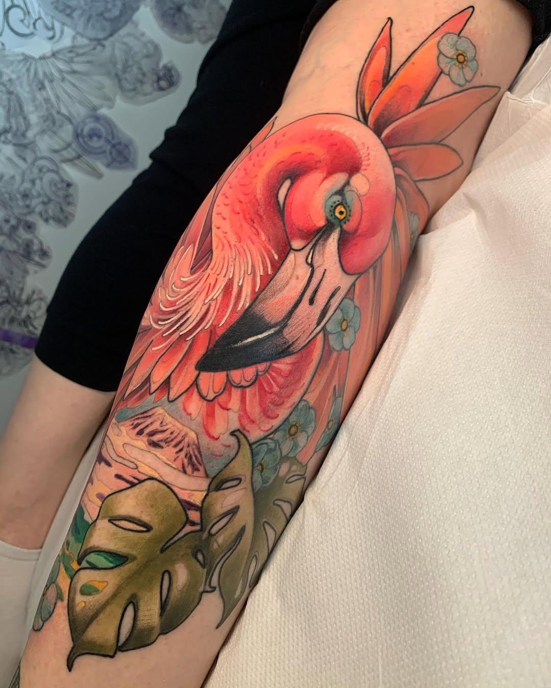 Tatouage flamant rose avec fleurs — amandabanana_tattoo