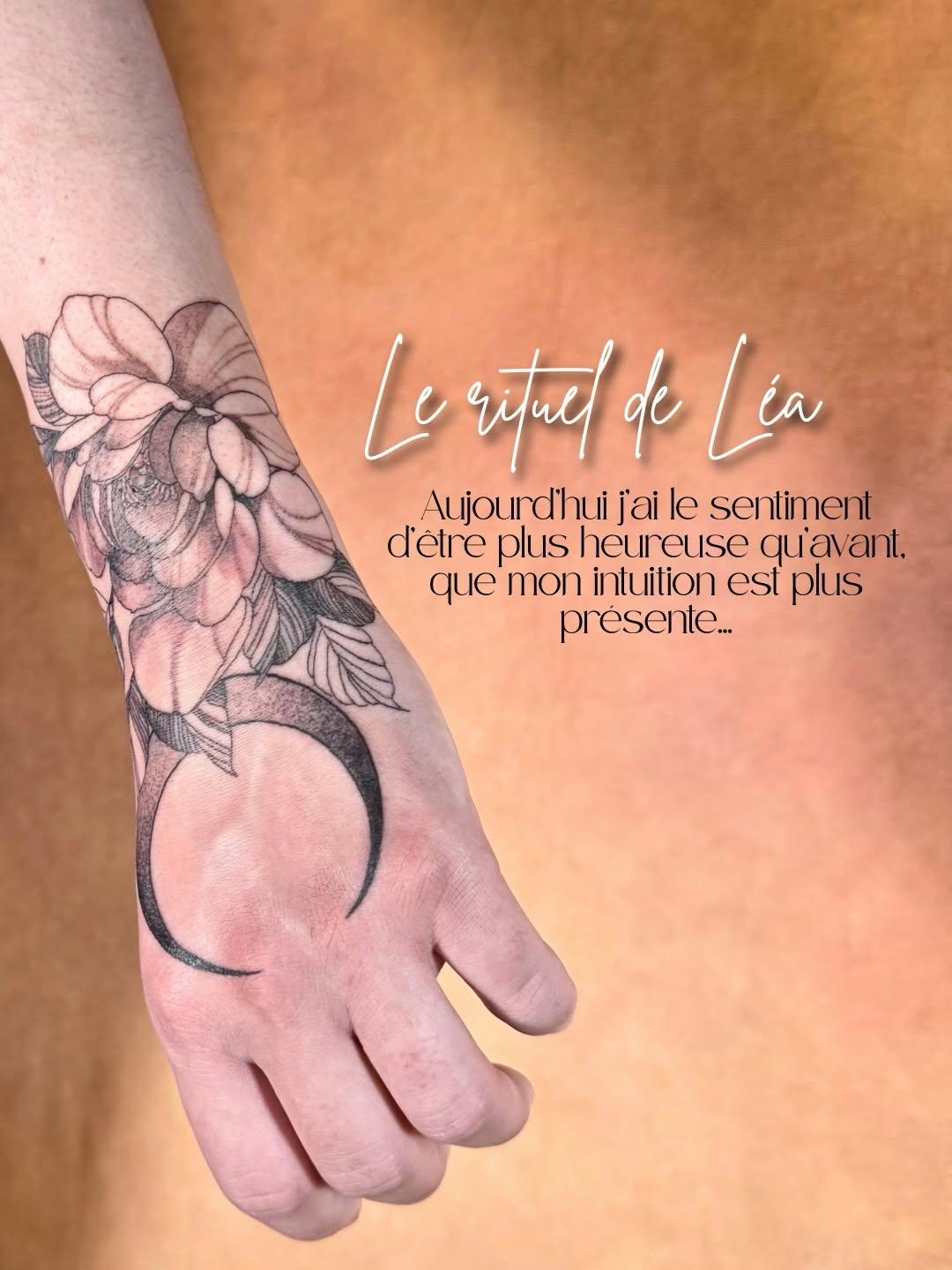 Tatouage Serpent sacré avec roses — doretdenoir