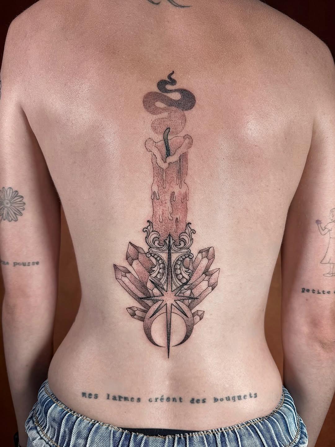 Tatouage Flamme vigilante avec lune et cristaux — doretdenoir