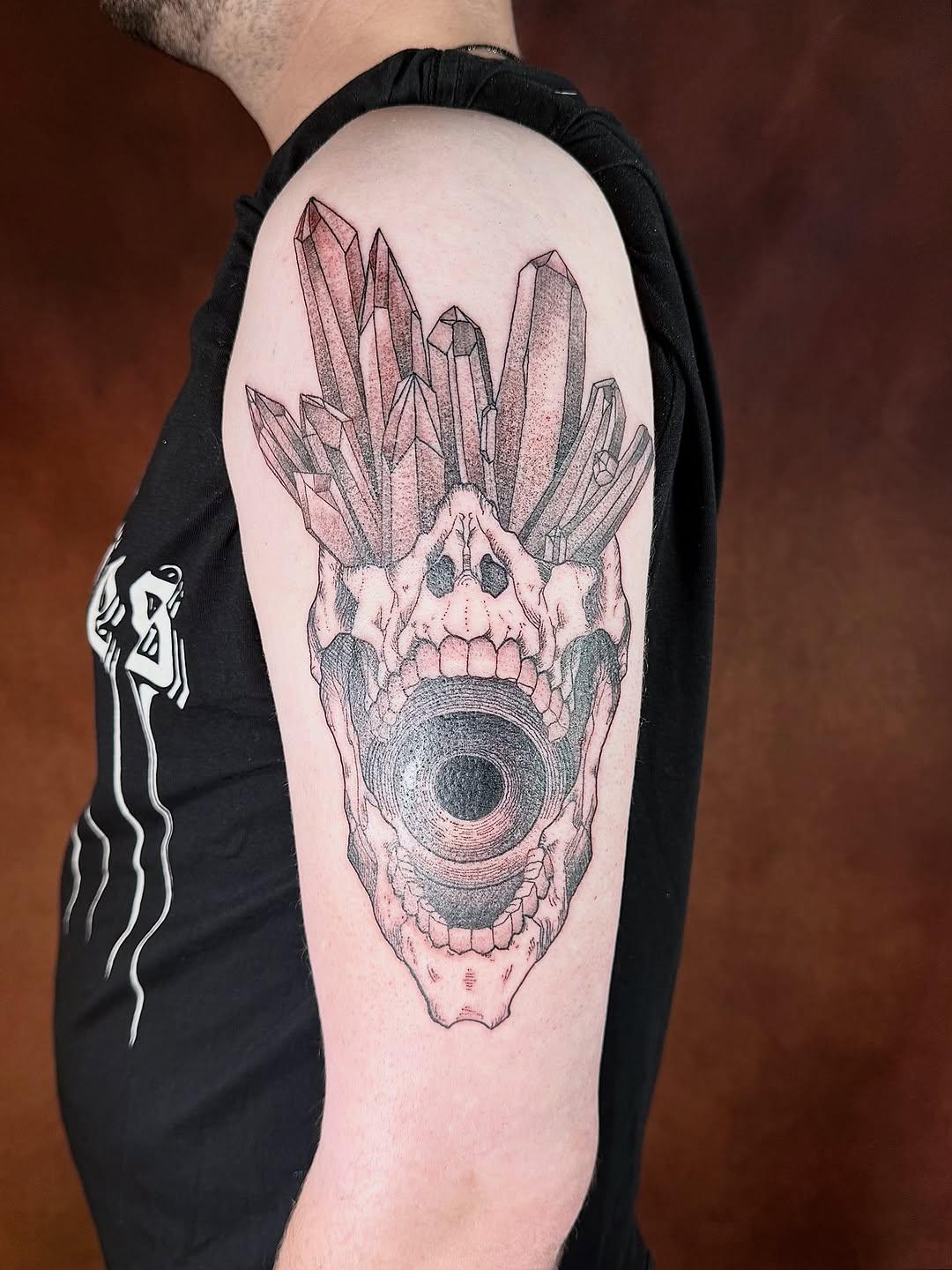 Tatouage Crâne cristallisé avec œil divin — doretdenoir