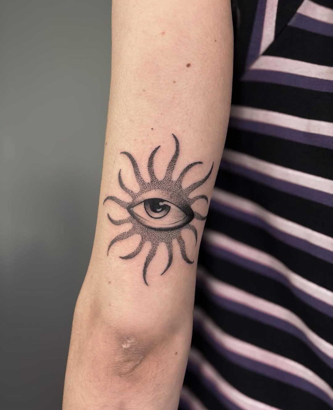 Tatouage Oeil avec rayons et pétales — dualism.ttt