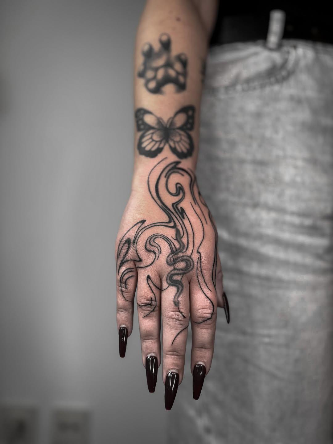 Tatouage Main abstraite avec serpent et papillon — dualism.ttt