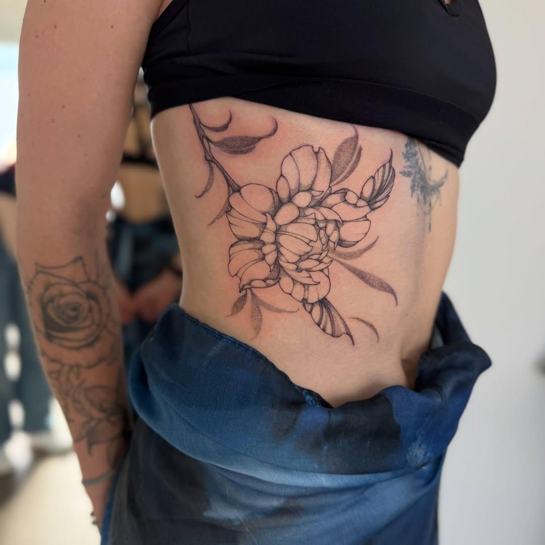 Tatouage fleur épaule — tina.snchz