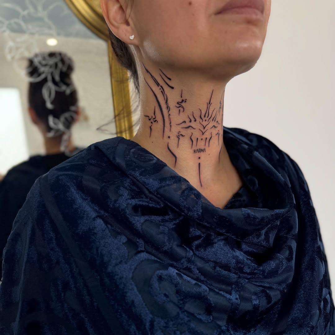 Tatouage ornements cou/gorge — tina.snchz