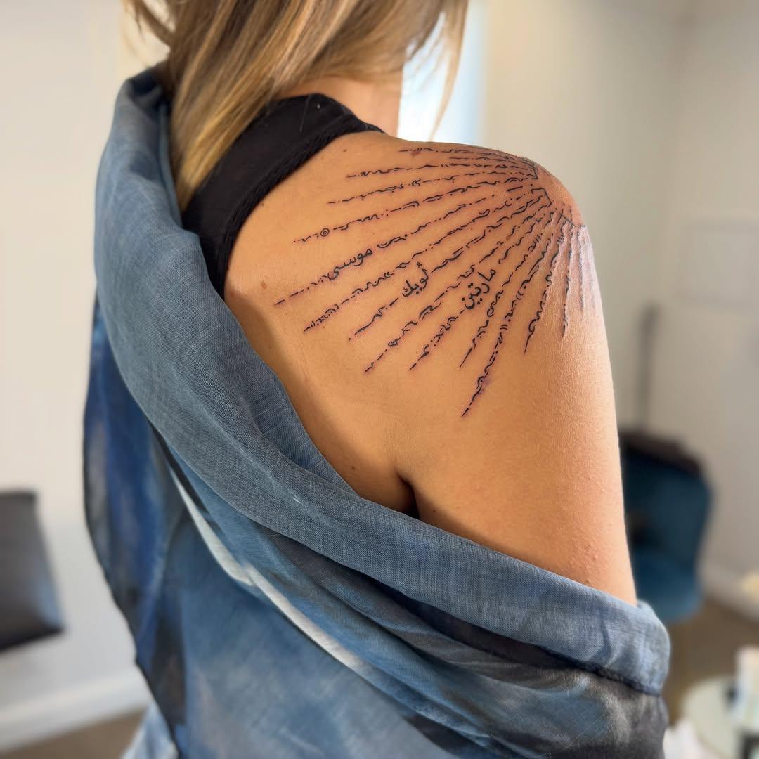 Tatouage ornements spirituels côtes — tina.snchz