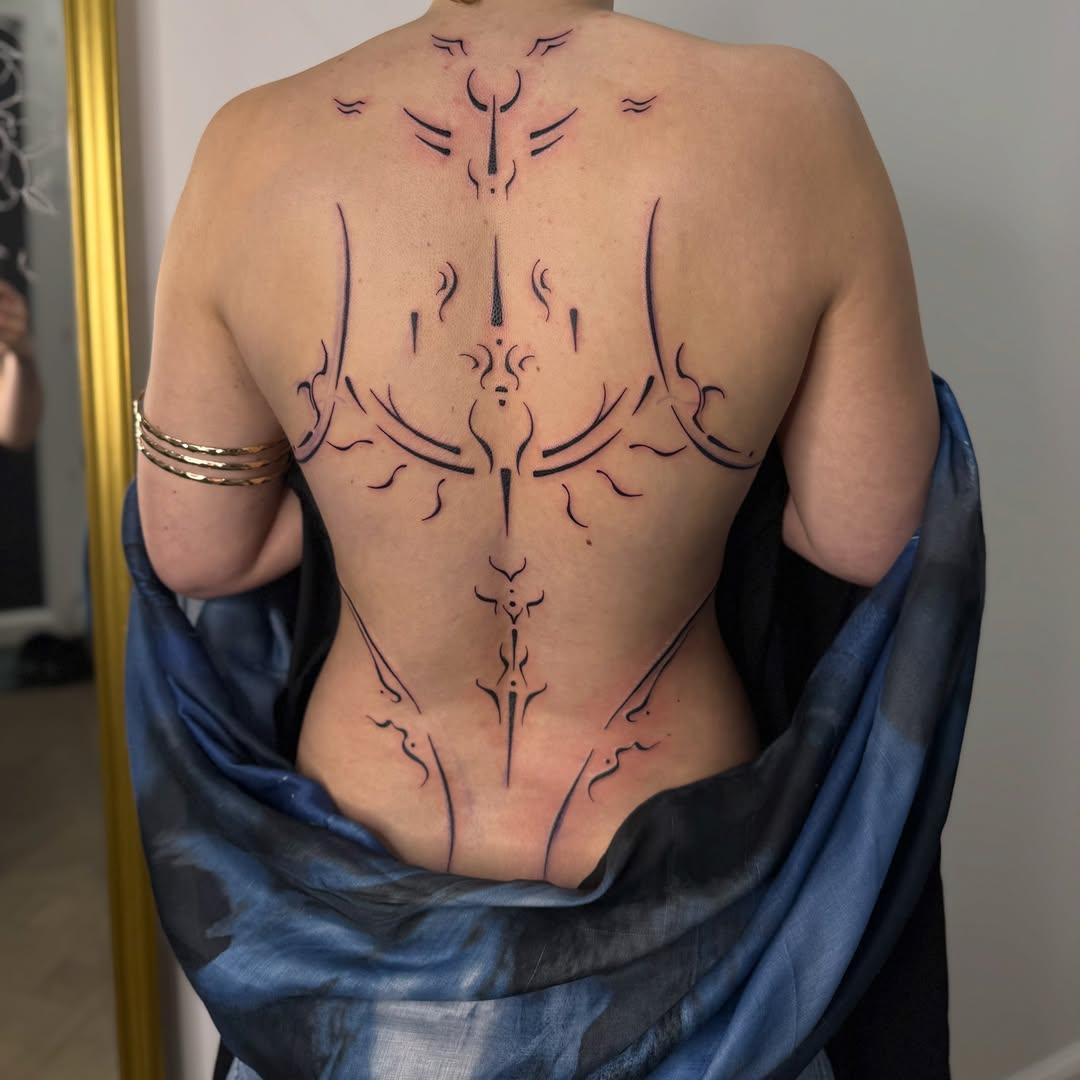 Tatouage ornements dorsal complet — tina.snchz