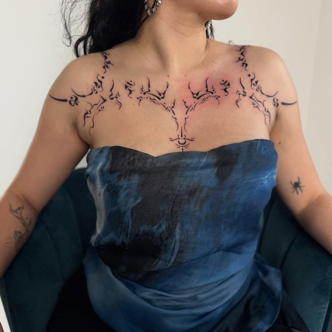Tatouage ornements poitrine/épaules — tina.snchz