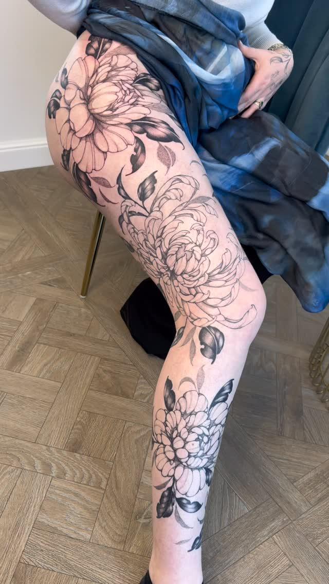 Tatouage fleur cuisse — tina.snchz