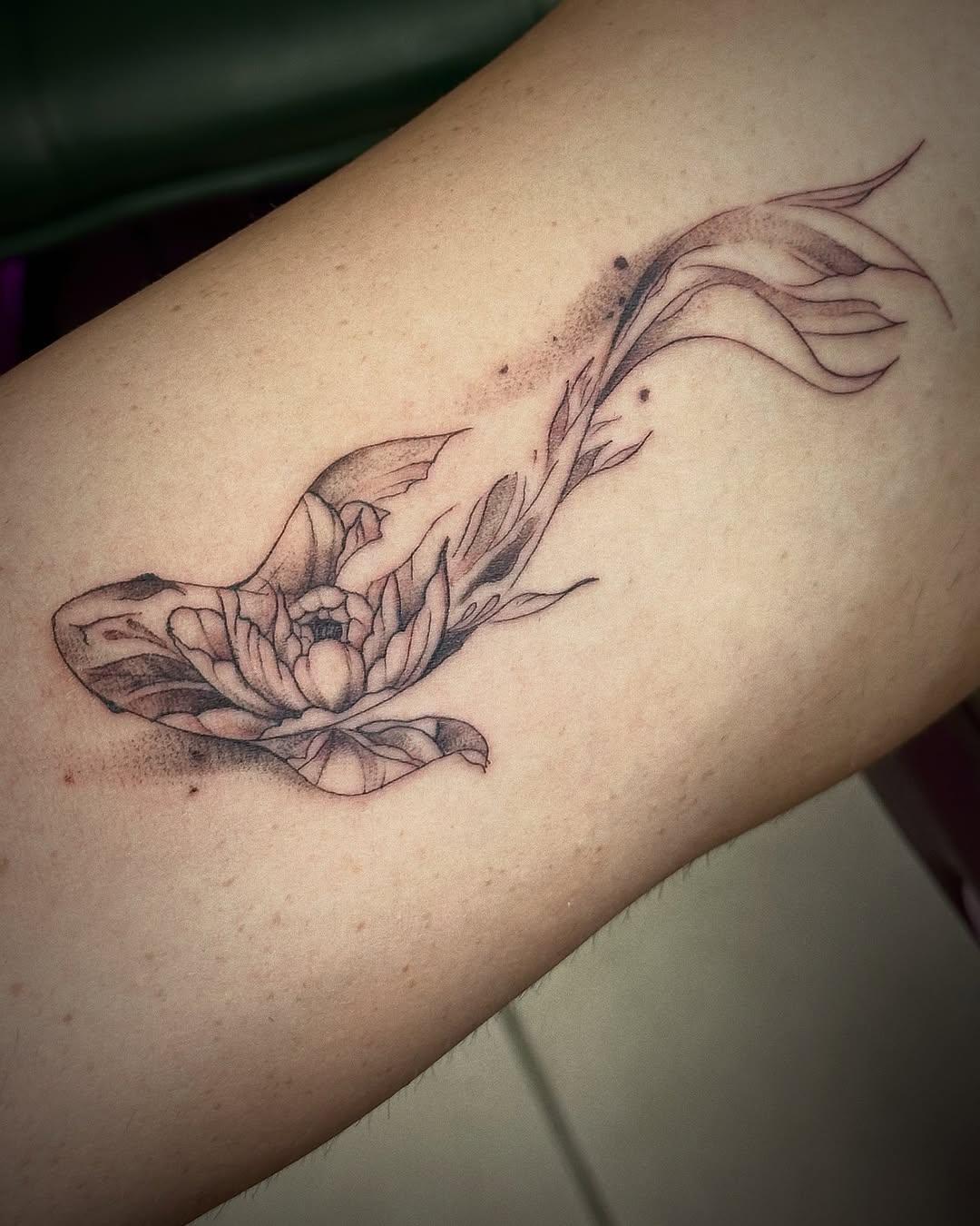 Tatouage fleur de lotus avec feuillages — eagle_art_tattoo