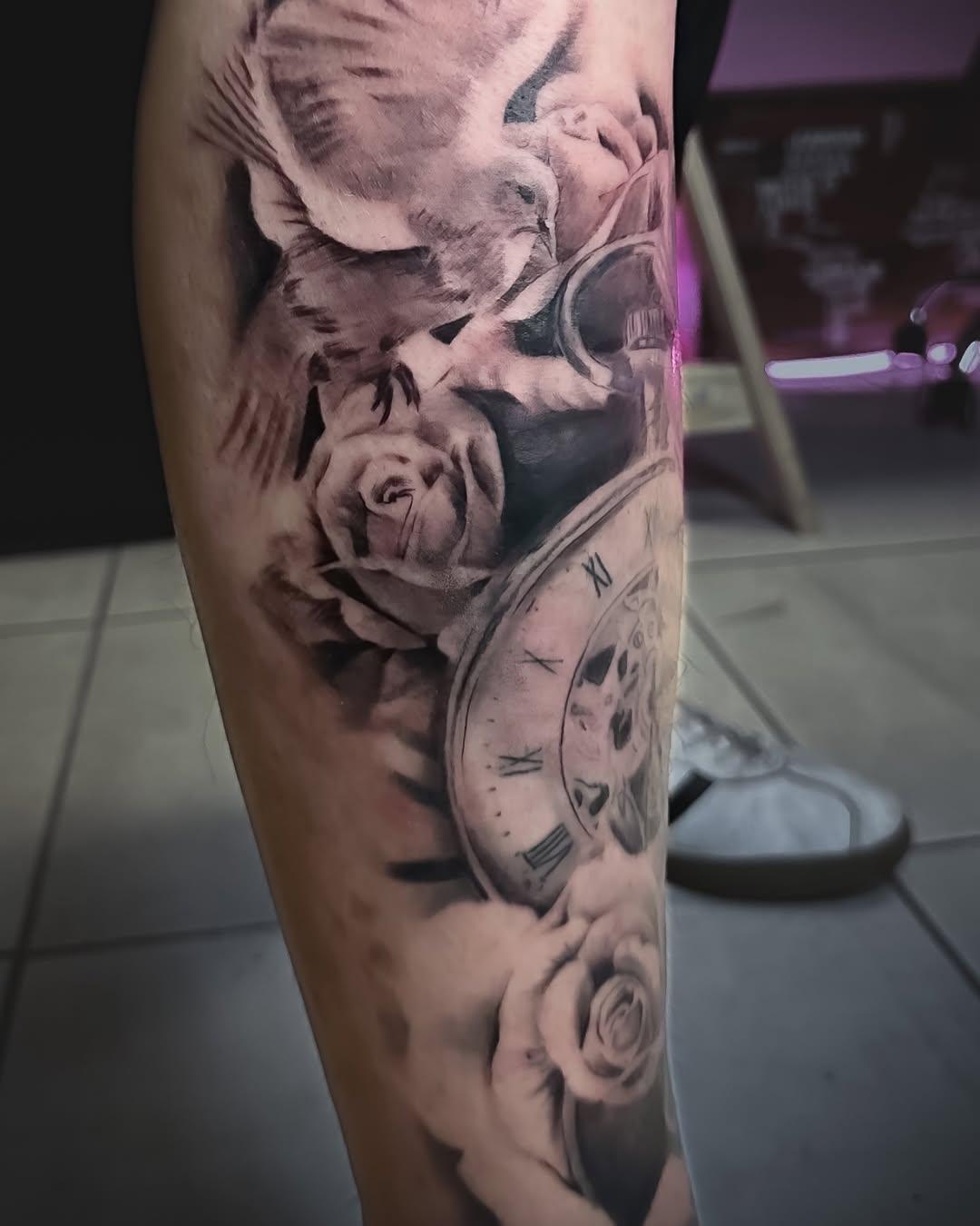 Tatouage aiglon avec horloge et roses — eagle_art_tattoo