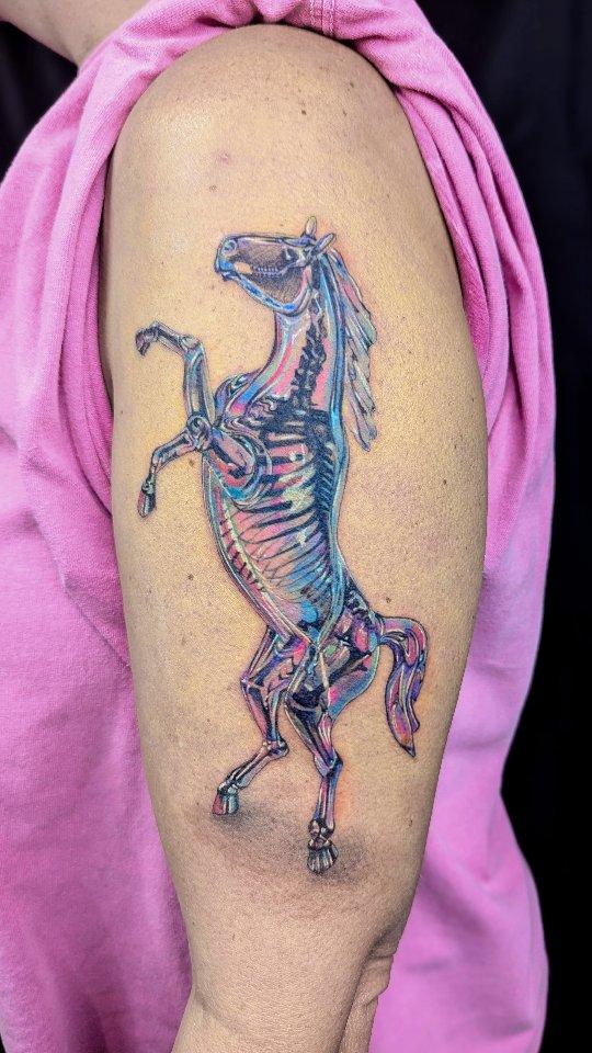 Cheval squelette de verre réaliste couleur — sarahtattooos