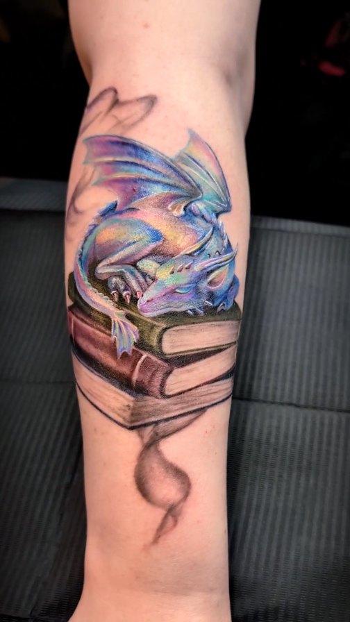 Dragon endormi iridescent couleur — sarahtattooos