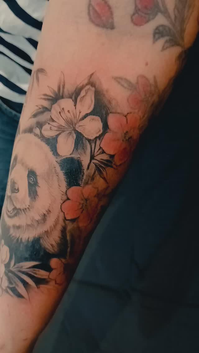 Tatouage panda fleuri — artecorpusmars