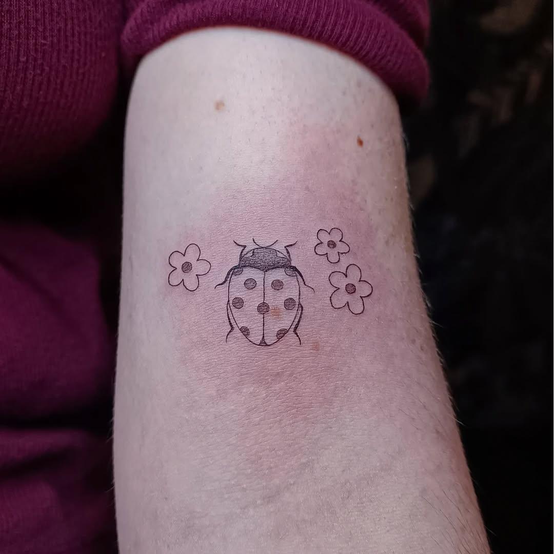 Tatouage Coccinelle et fleurs (ladybug with flowers) — sarah_tt35