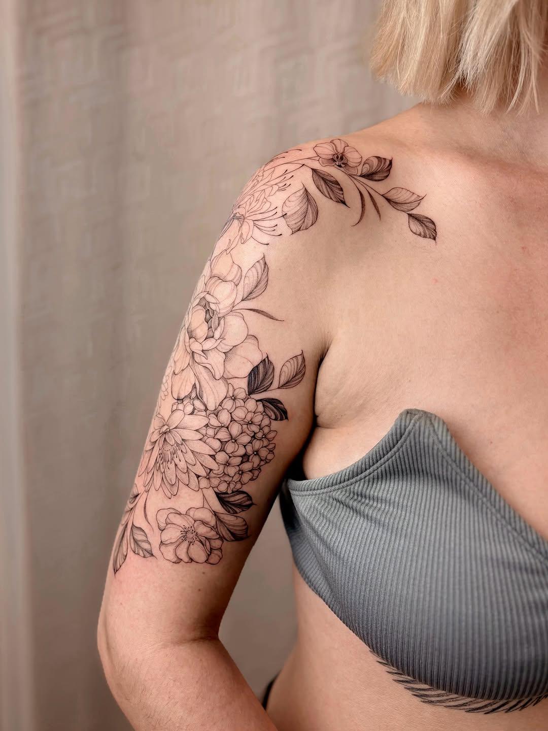 Tatouage Roses et fleurs - épaule/bras — meg__bloom