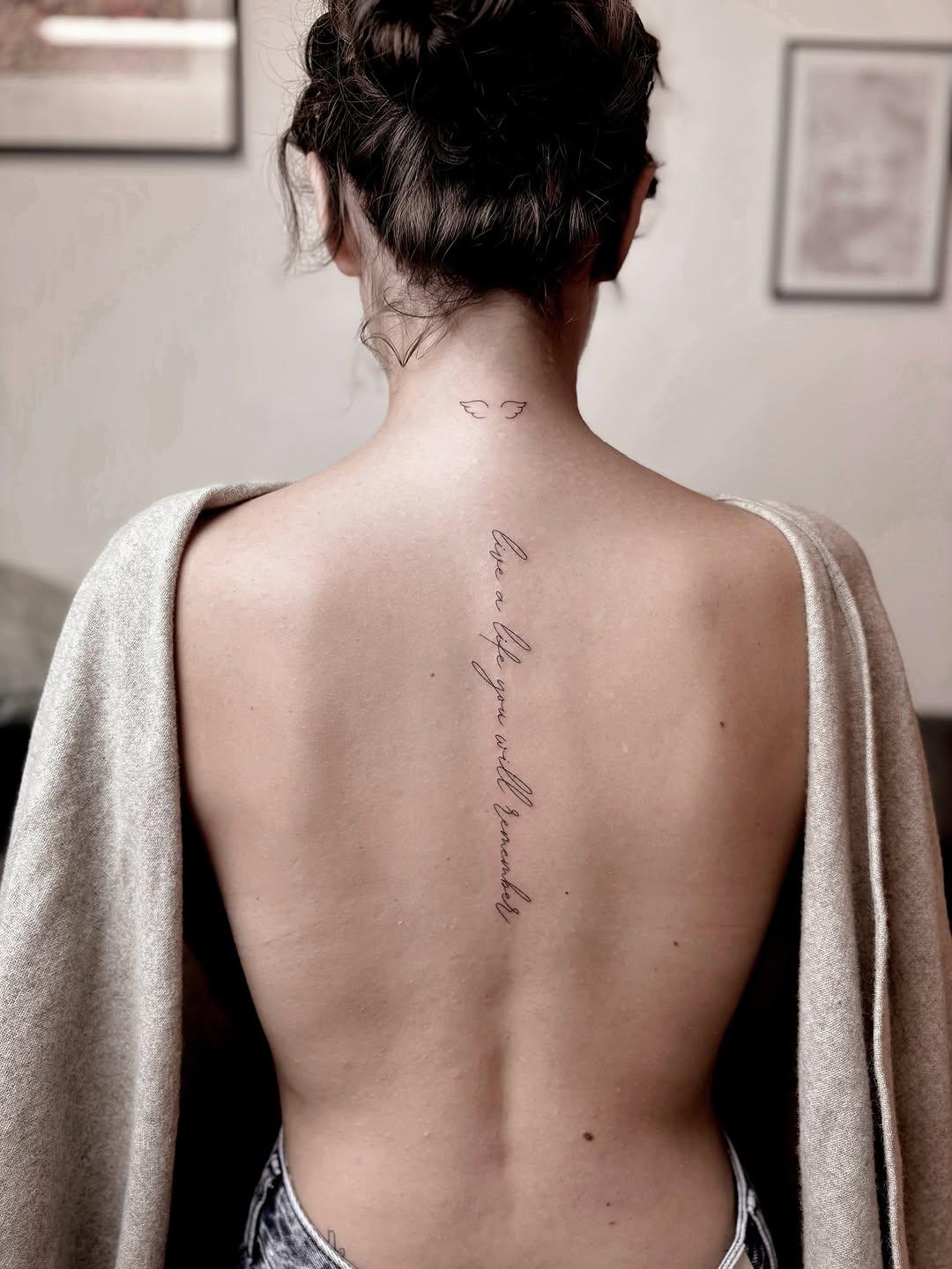 Tatouage Lettrage cursif - dos — meg__bloom