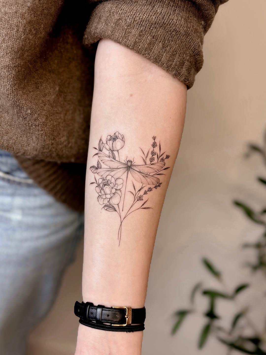 Tatouage Libellule et fleurs - bras — meg__bloom