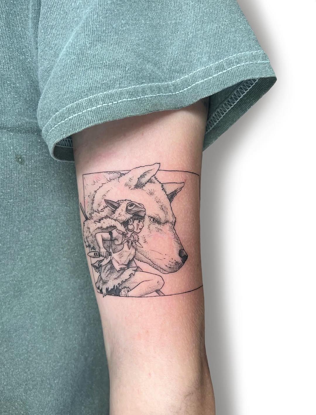 Tatouage Femme avec fleurs et motifs — bruno.blacklion