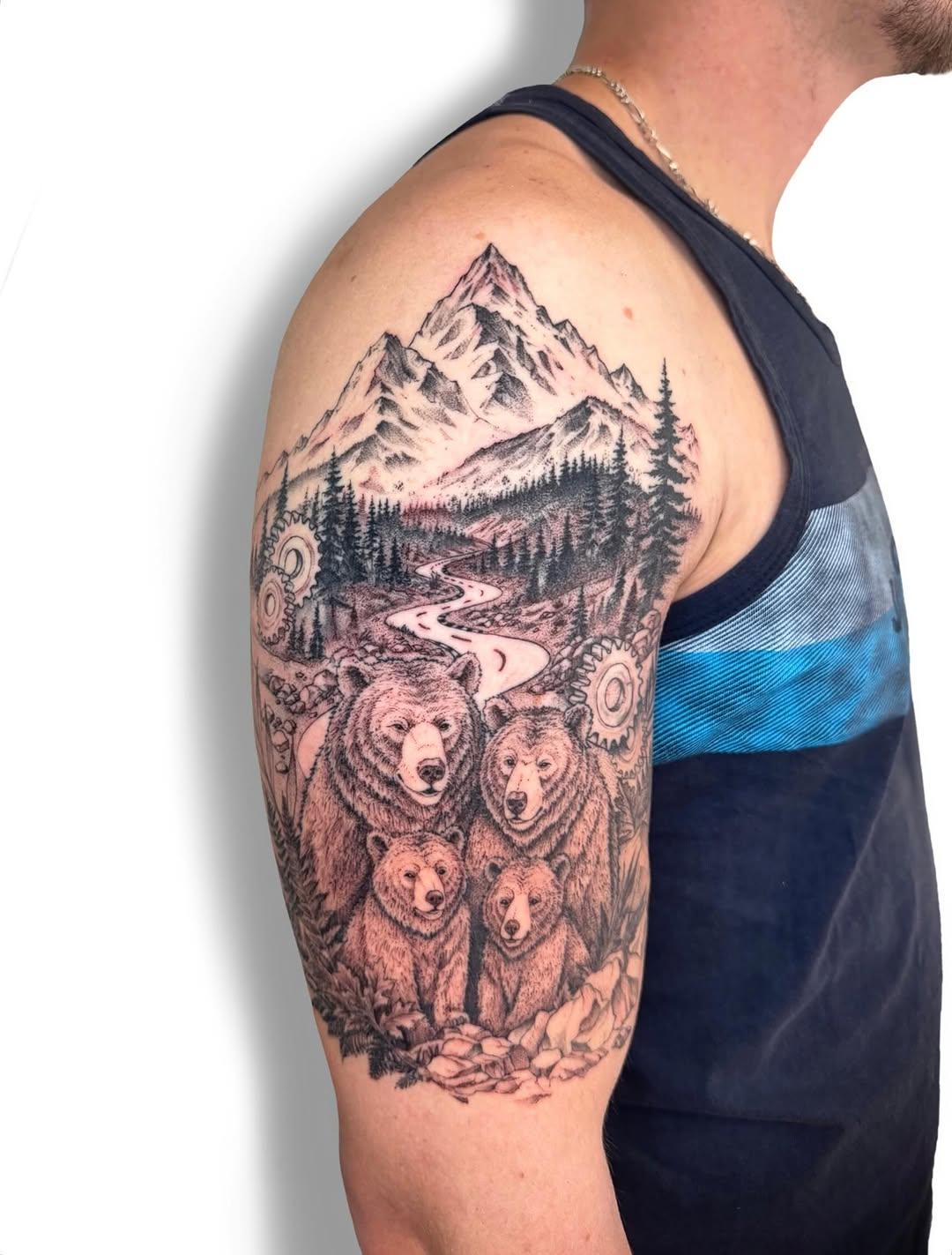 Tatouage Montagnes, forêt et ours sur épaule — bruno.blacklion