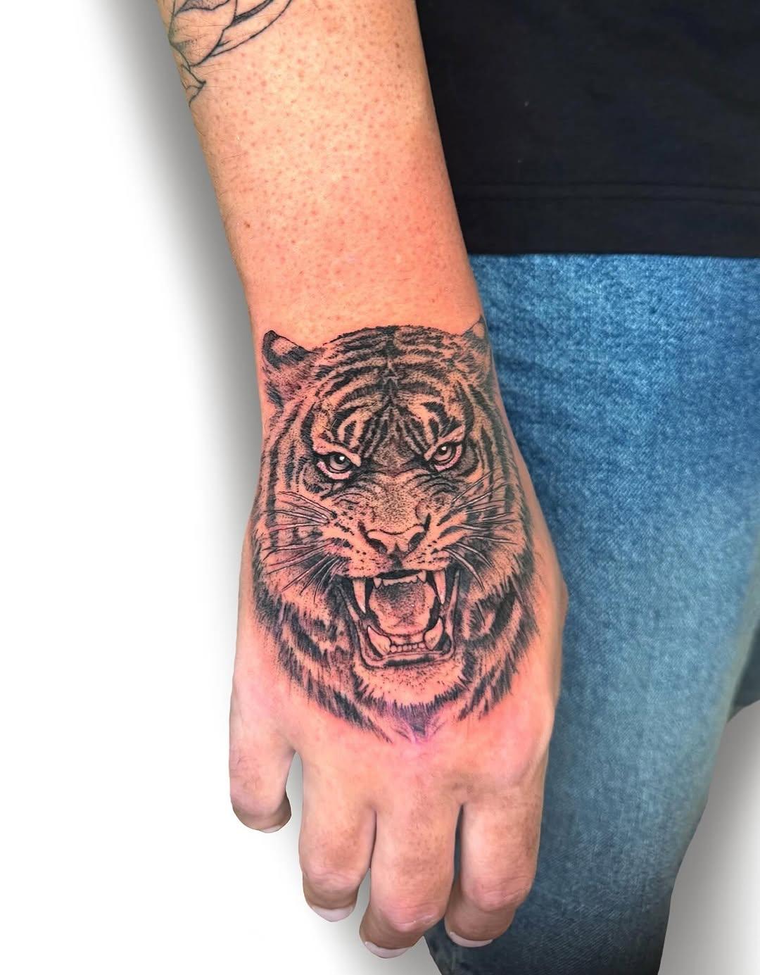 Tatouage Crâne gothique avec couteau — bruno.blacklion