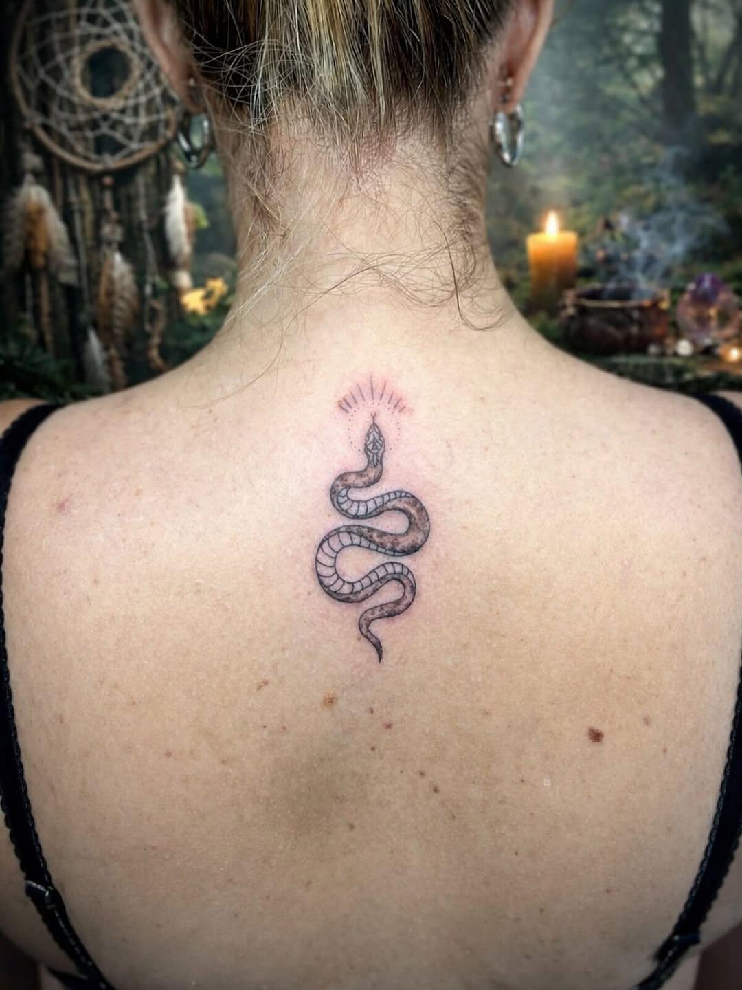 Serpent sacré fine line sur la nuque — jad_laudanum
