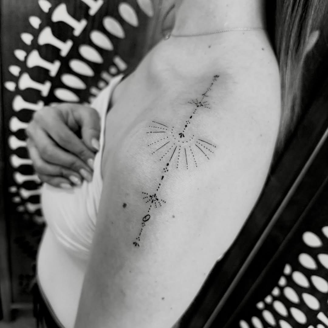 Tatouage constellation soleil et étoiles — lady.sun.tattoo