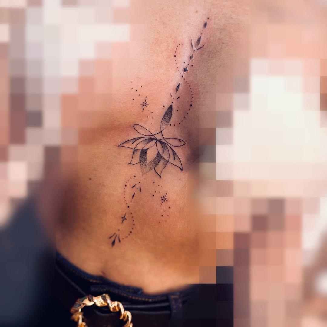 Tatouage fleur délicate et étoiles — lady.sun.tattoo