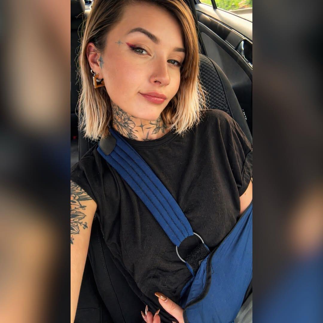 Tatouage feuillage cou/gorge — lady.sun.tattoo