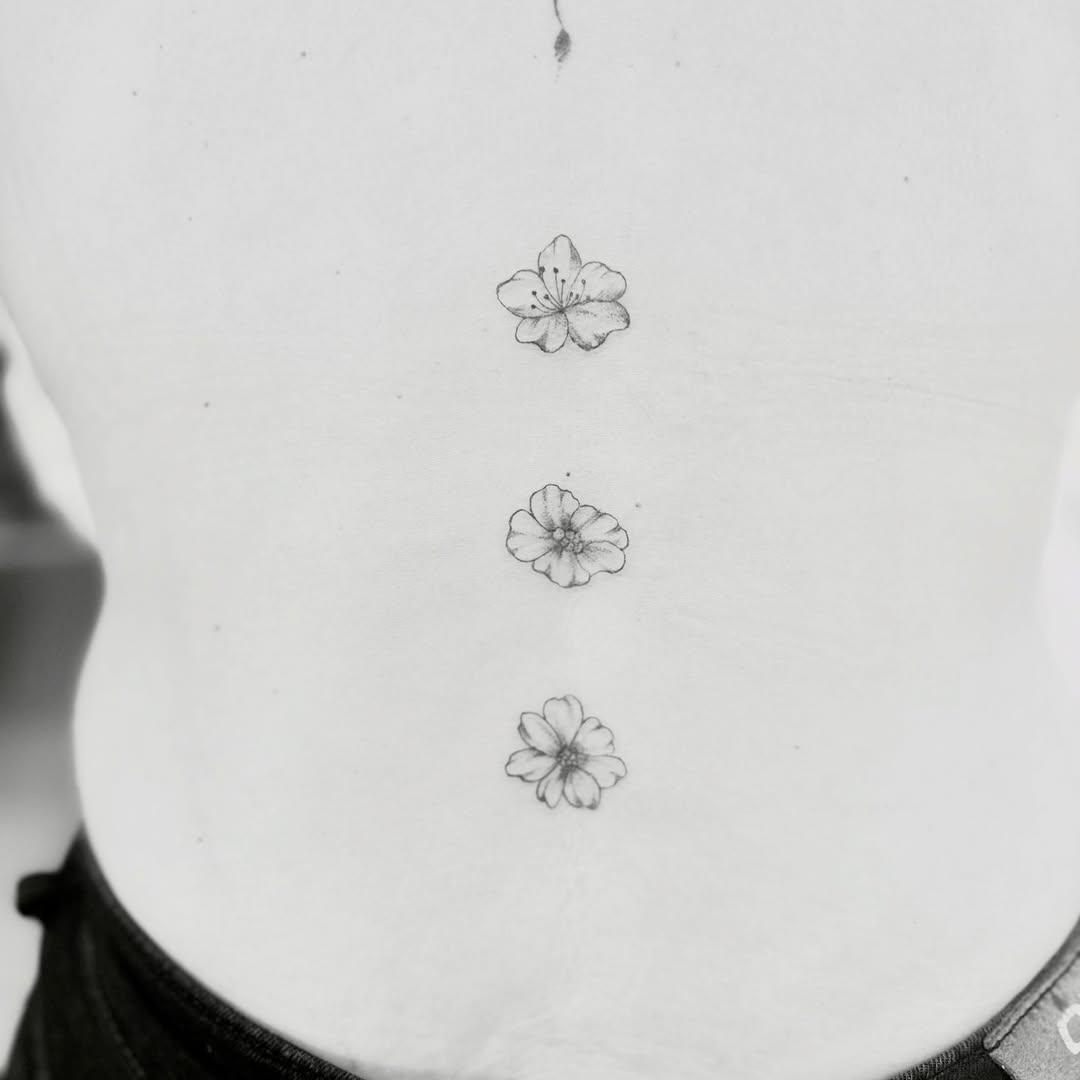 Tatouage fleurs colonne vertébrale — lady.sun.tattoo