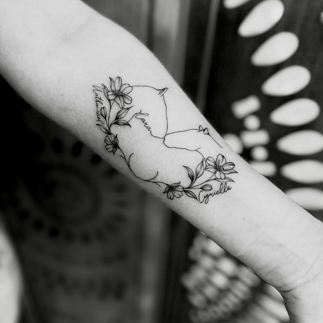 Tatouage cheval profil fleur et prénoms — lady.sun.tattoo