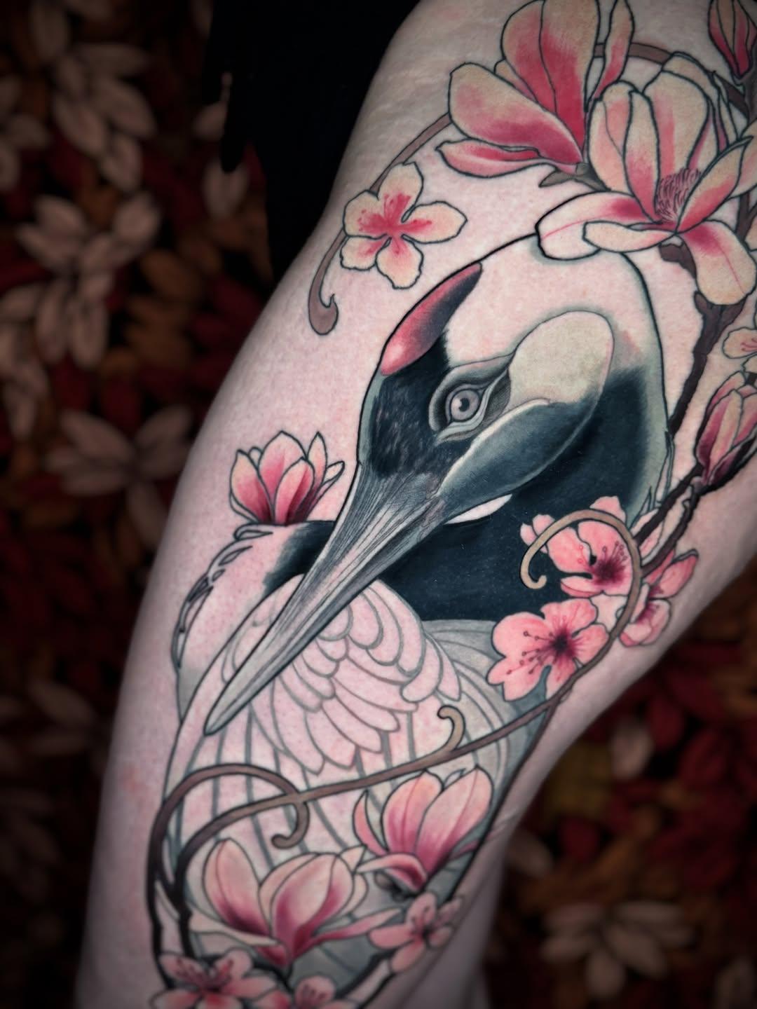 Tatouage Oiseau avec fleurs roses avant-bras — eliehammond