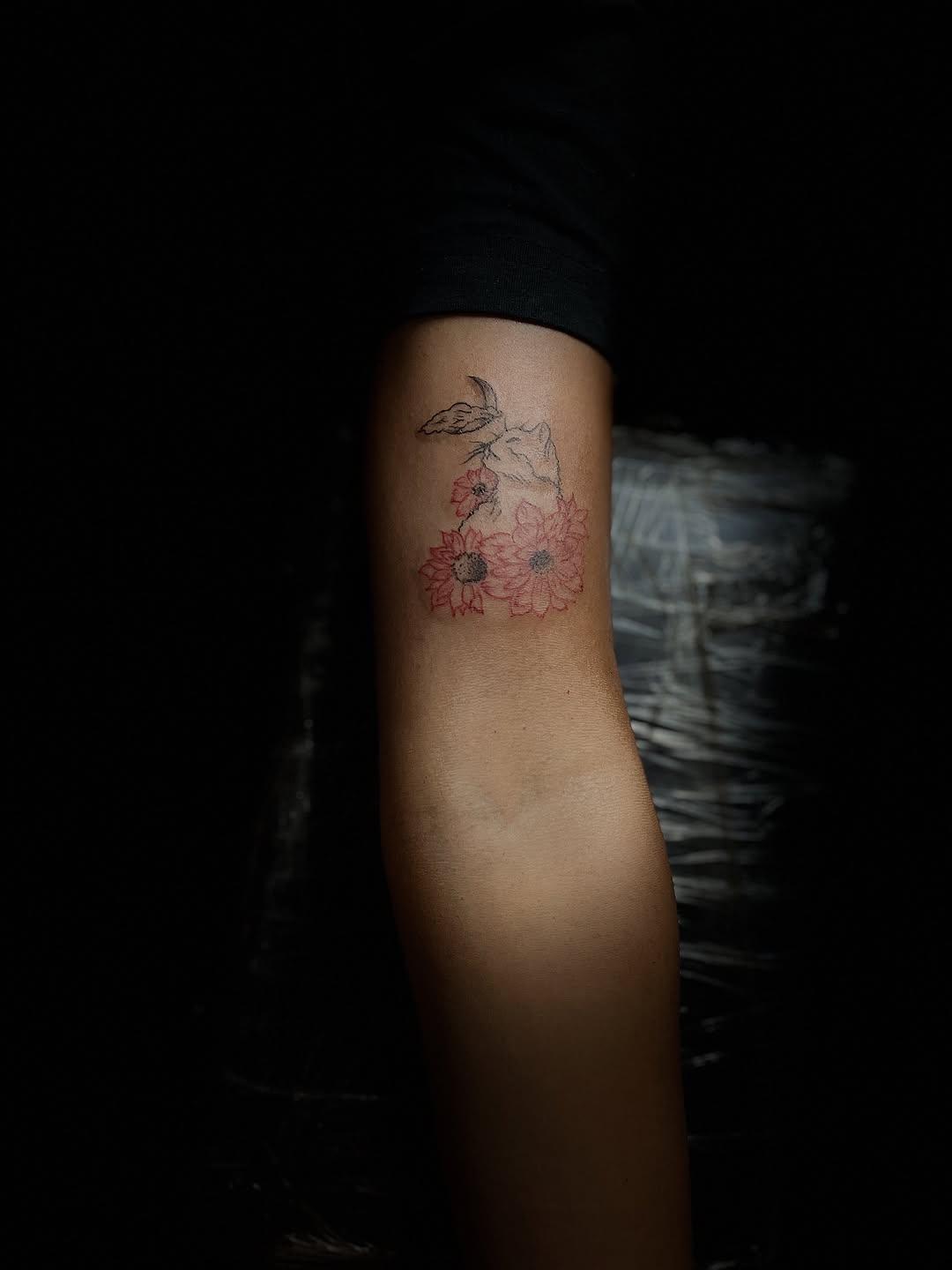 Tatouage Fleurs et feuilles avant-bras — ak_tattoostudio_