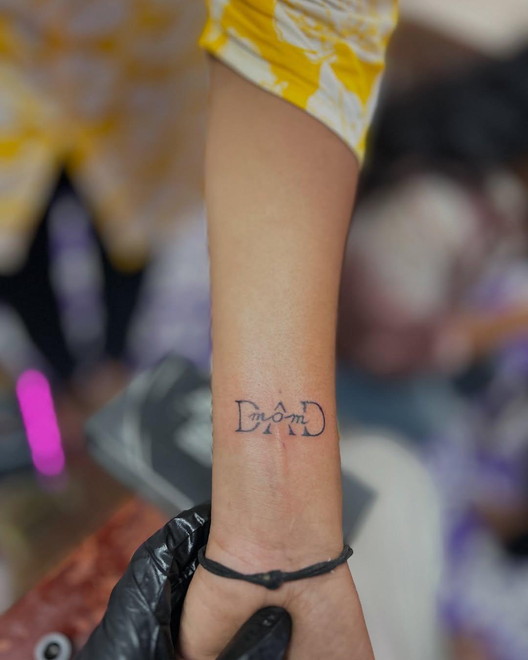 Tatouage Lettrage Blessed poignet — ak_tattoostudio_