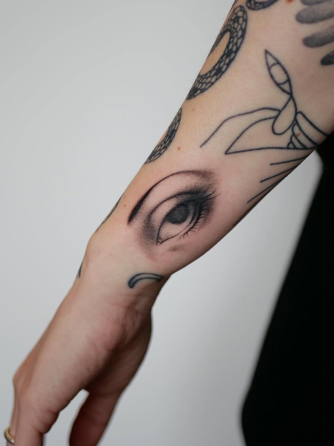 Tatouage Oeil portrait géométrique — ananda.tattoo