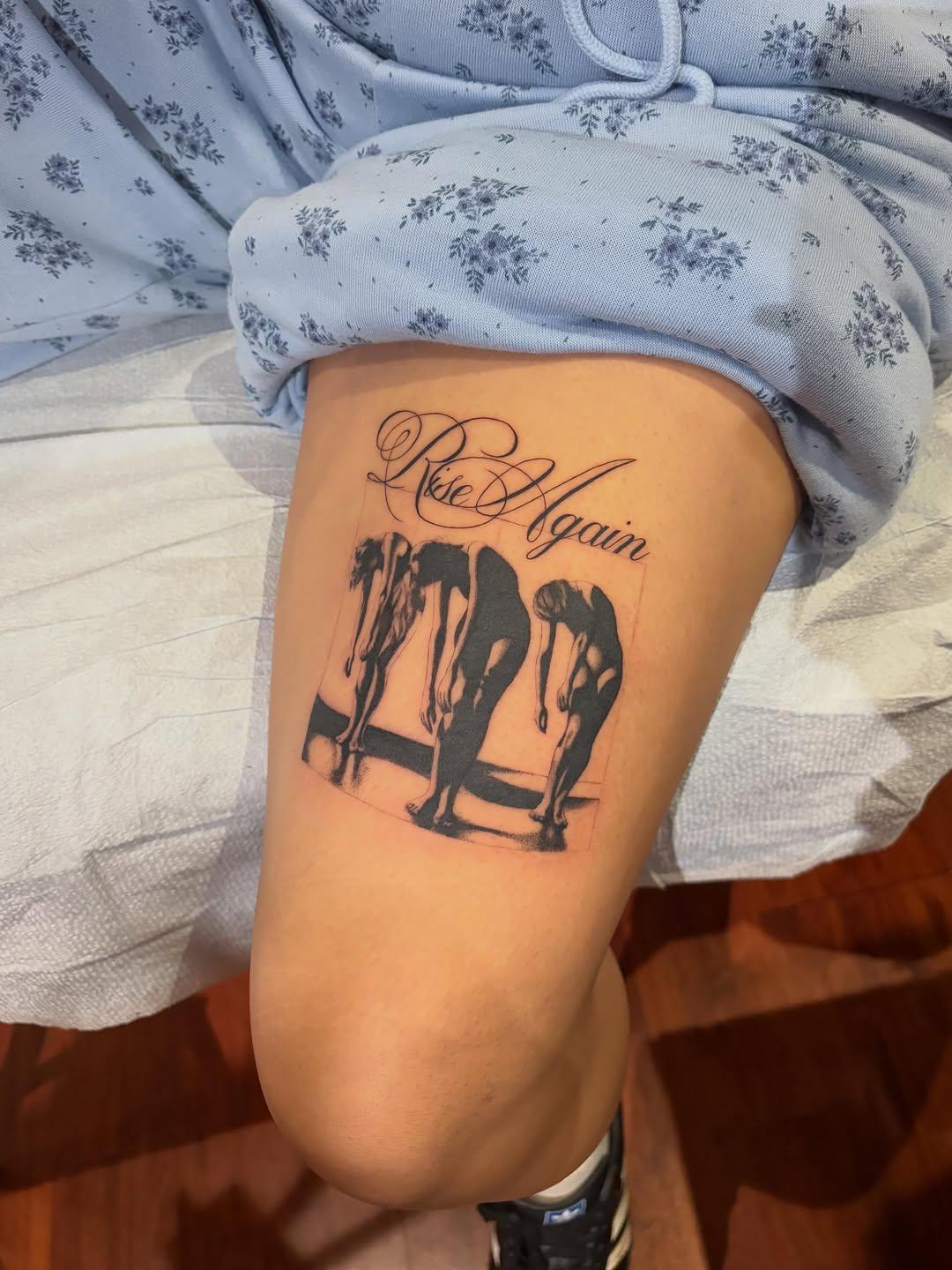 Tatouage Lettrage Rise Again avec silhouettes — ananda.tattoo