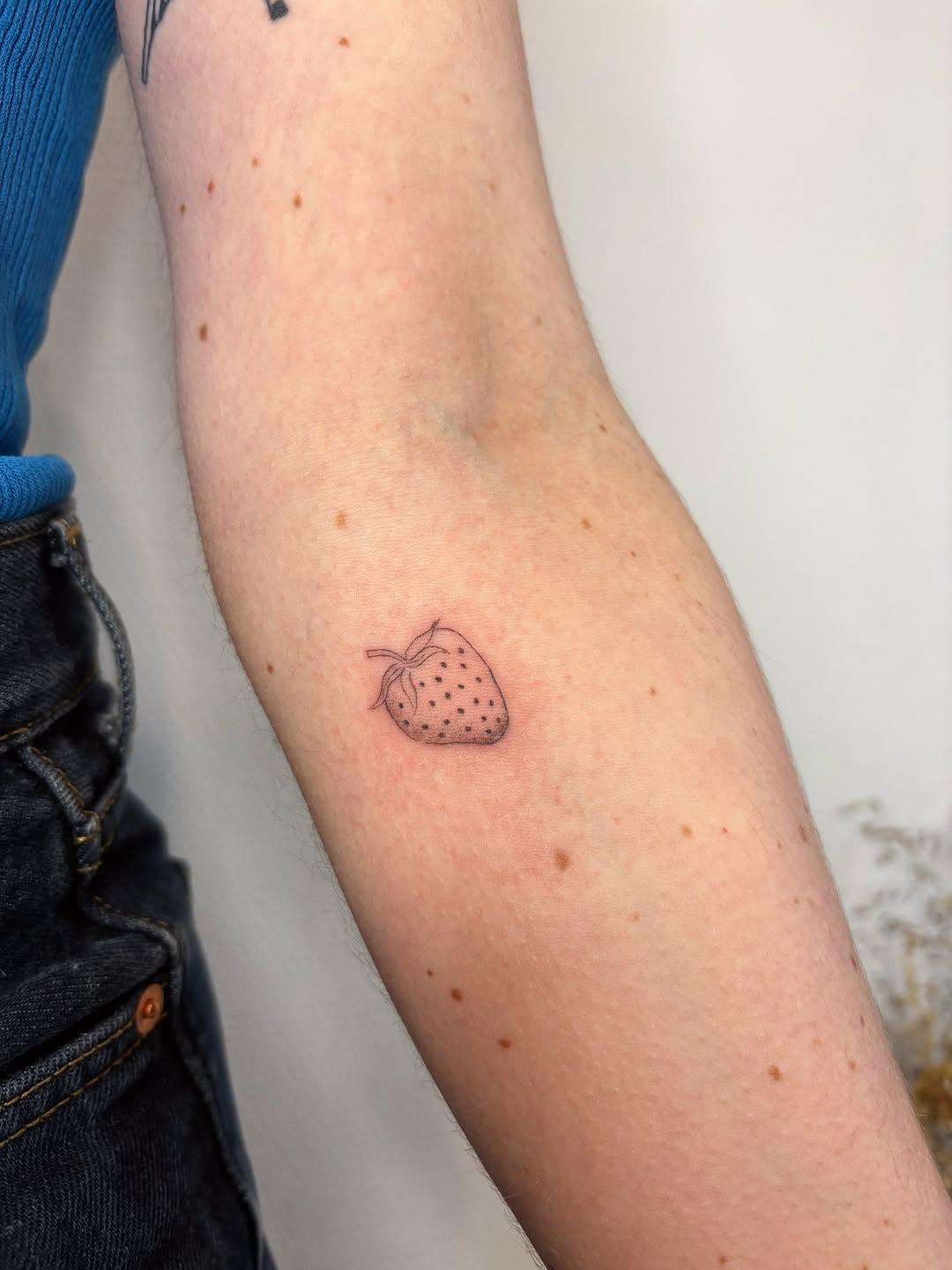 Tatouage fraise avant-bras — floriane.ttt