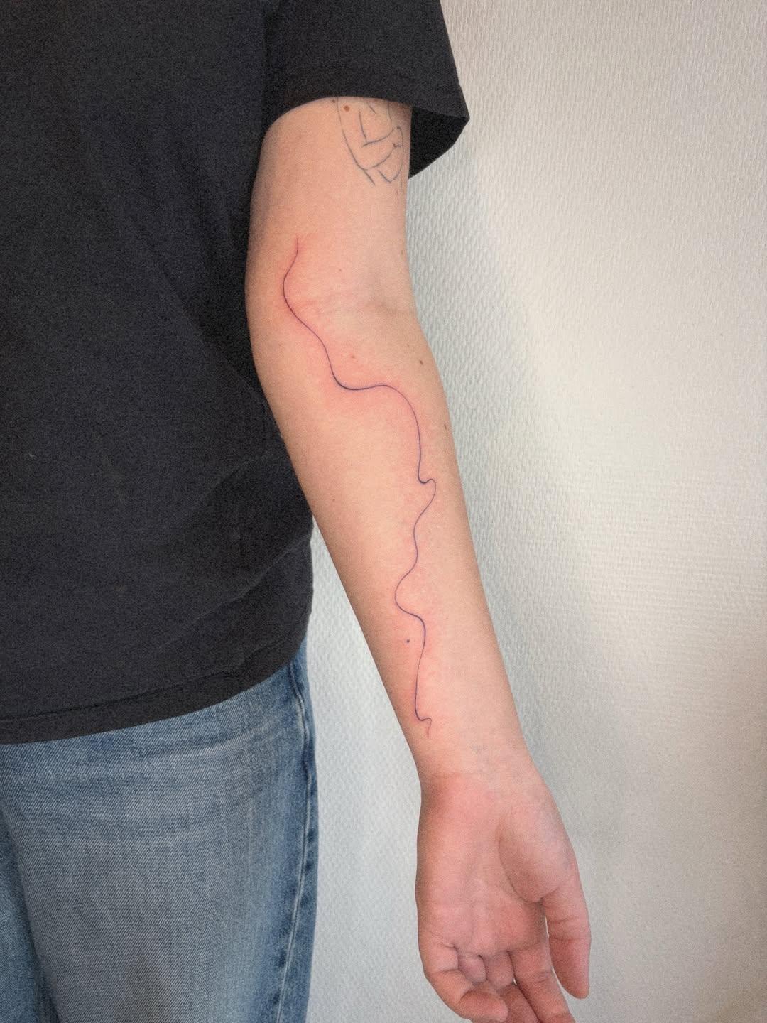 Tatouage ligne abstraite avant-bras — floriane.ttt
