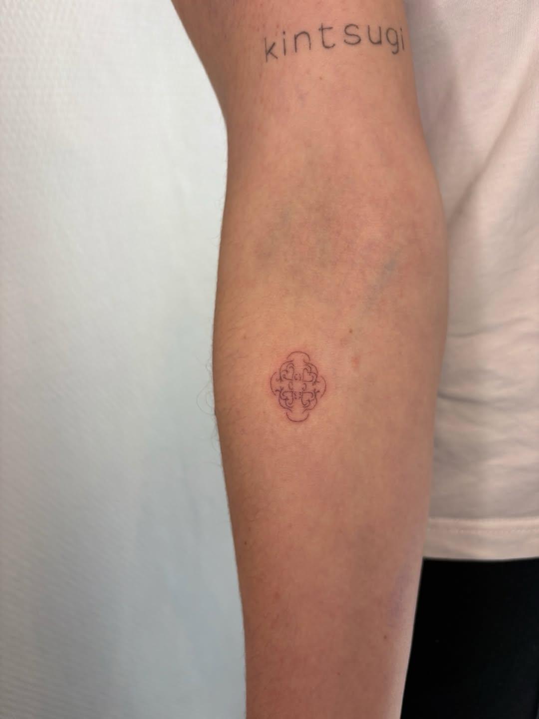 Tatouage ornement géométrique avant-bras — floriane.ttt