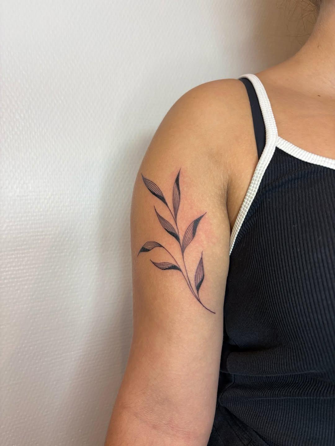 Tatouage feuillage signature épaule — floriane.ttt
