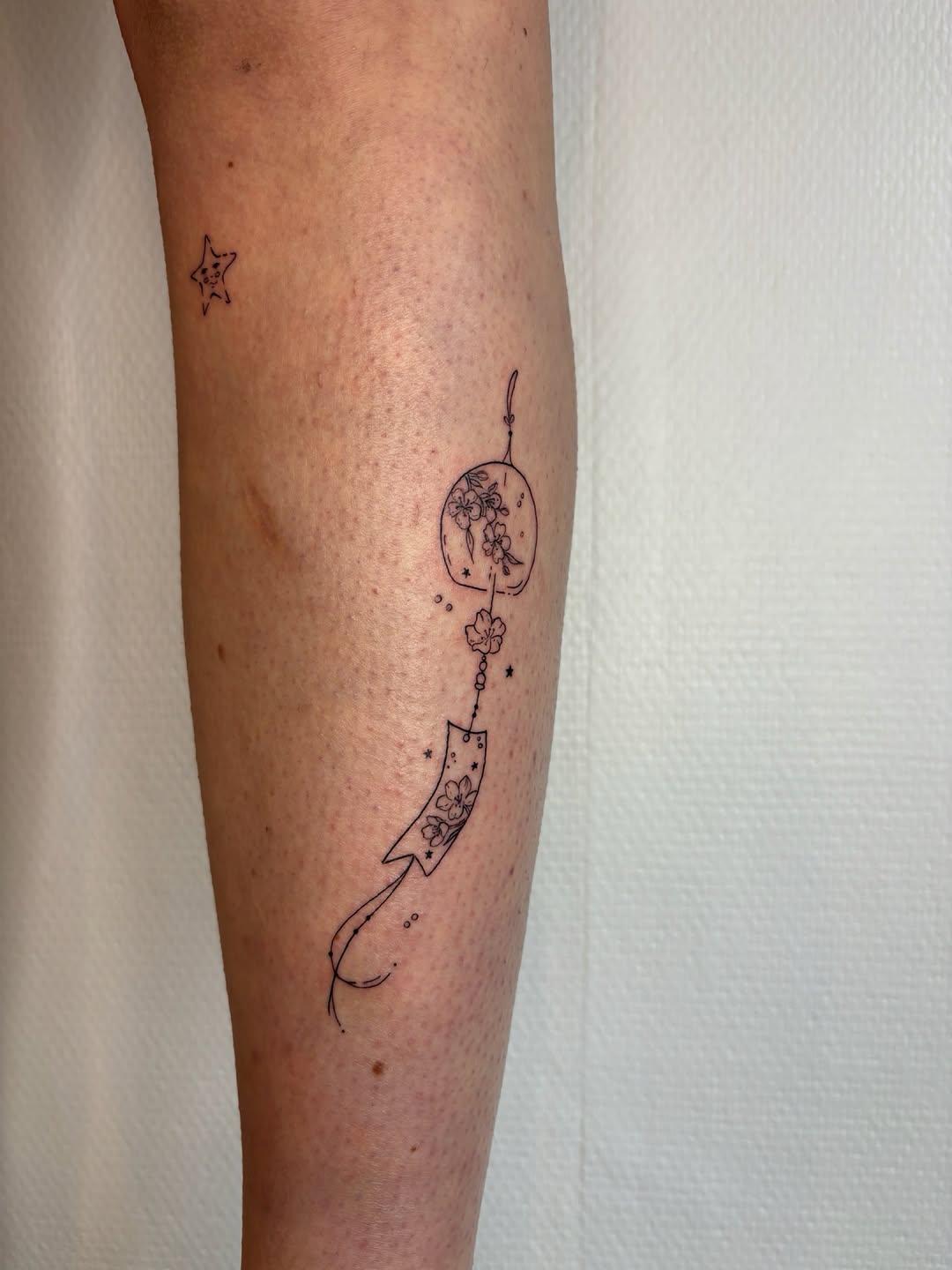 Tatouage furin avec floraux jambe — floriane.ttt