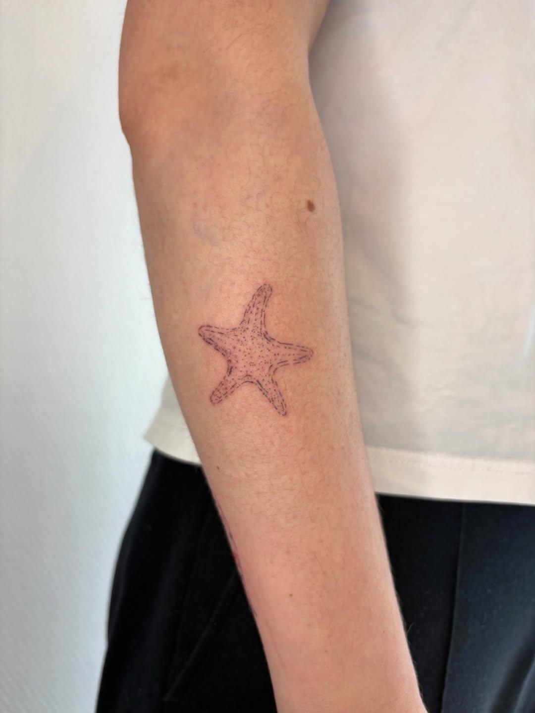 Tatouage étoile de mer avant-bras — floriane.ttt