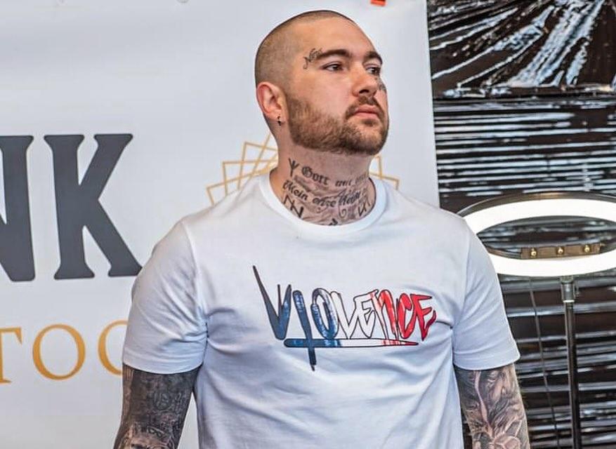 Tatouage Lettrage et motifs au cou — _violence_clothing_