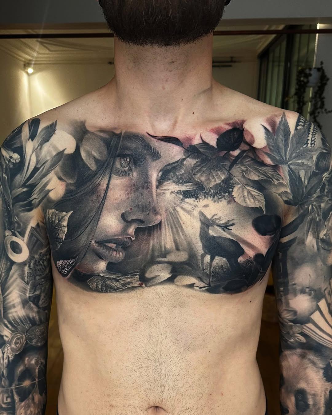 Tatouage Sleeve avec portraits et fleurs — poly_tattoo