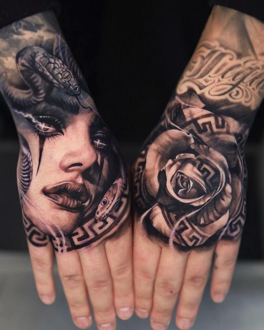 Tatouage Medusa et gloves Versace mains — poly_tattoo