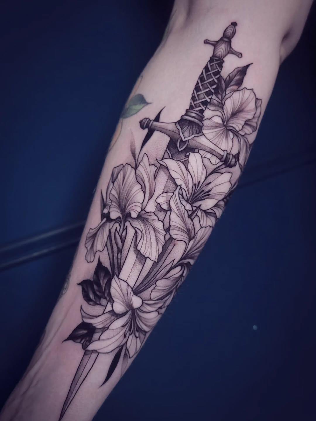 Tatouage dague lys iris — wynonamaret