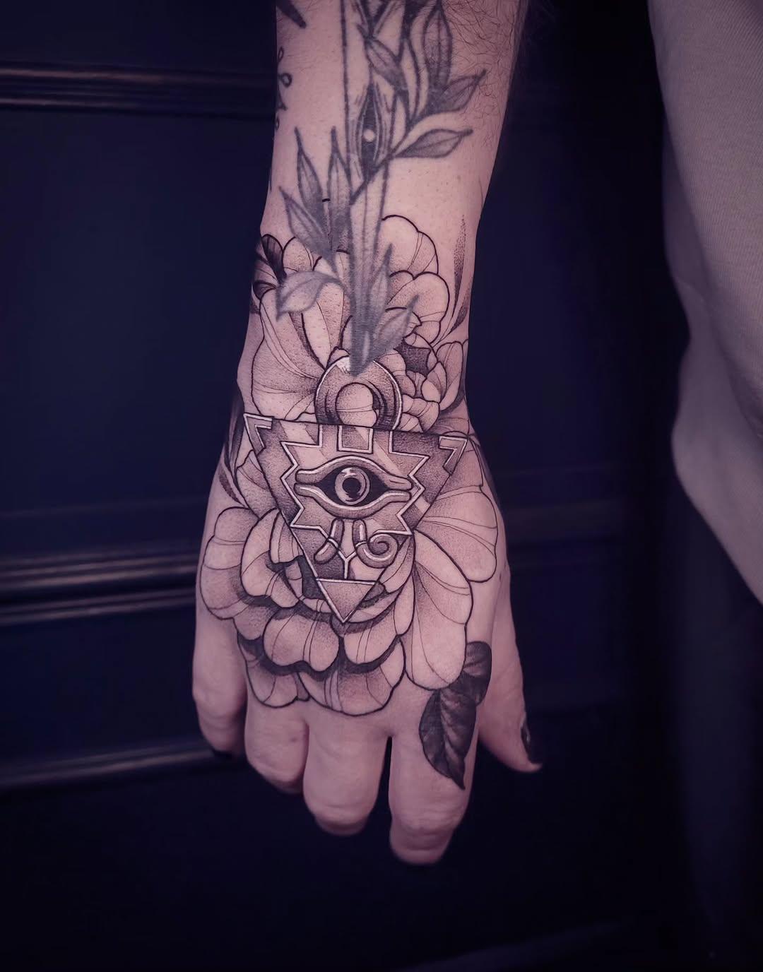 Tatouage puzzle millénium pivoines main — wynonamaret