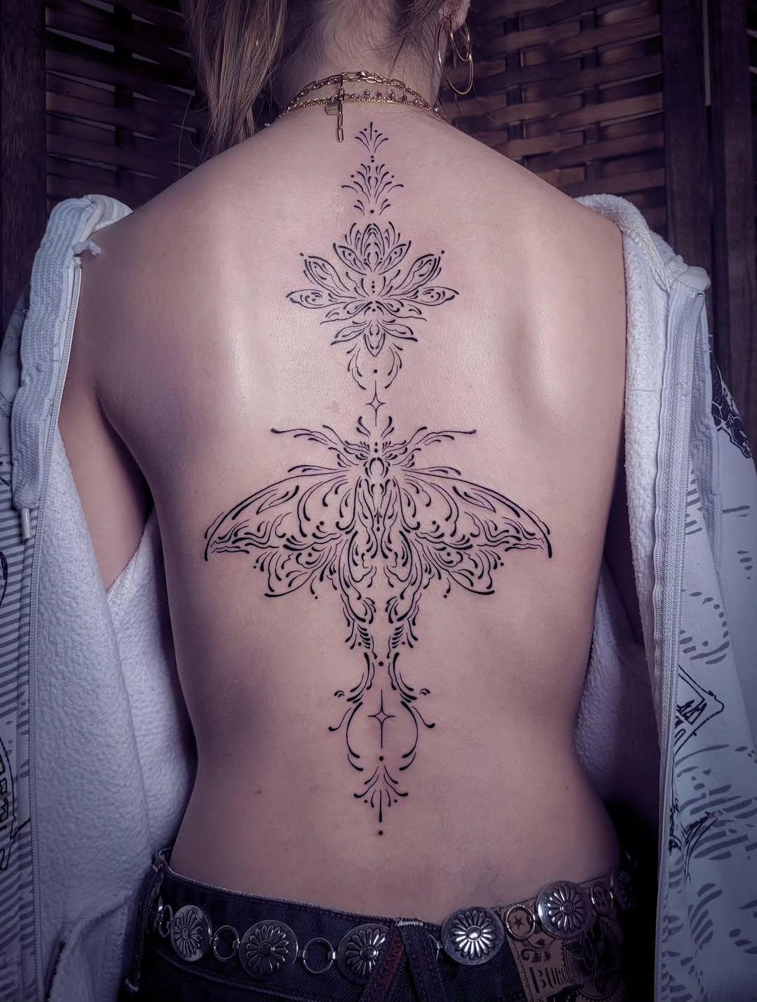 Tatouage papillon lotus ornemental lignes — wynonamaret