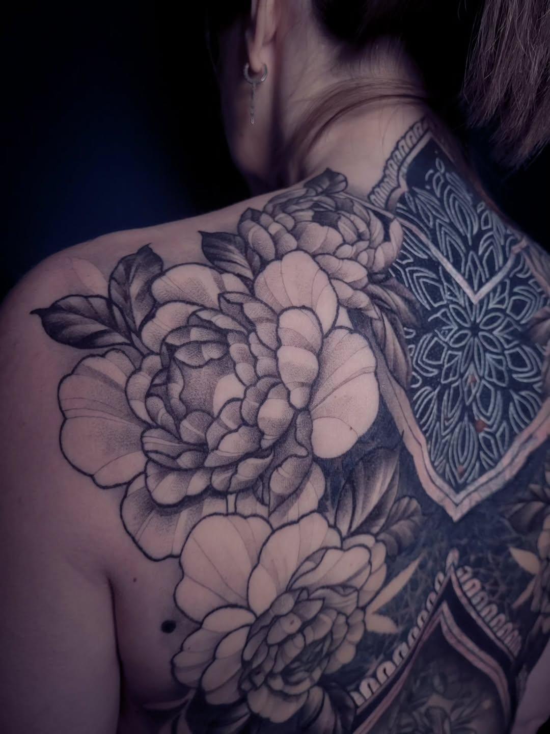 Tatouage pivoines ornemental dos — wynonamaret